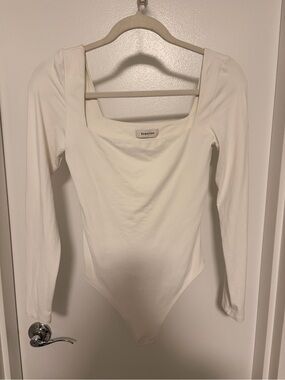 Aritzia Babaton Cream Square Neck Long Sleeve Stretch Bodysuit